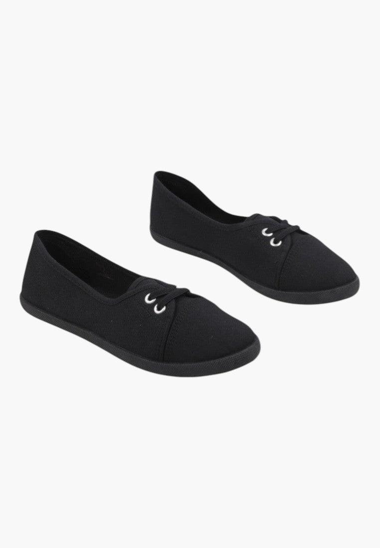 Czarne trampki damskie z prostym designem, widok lifestyle