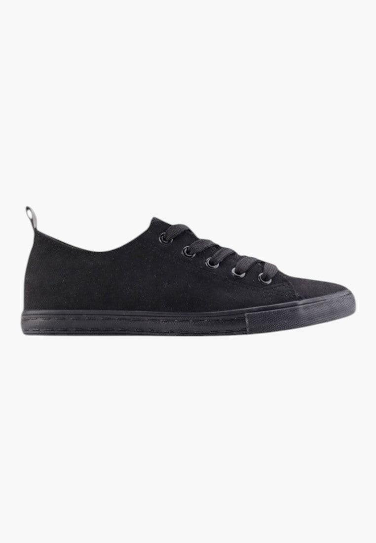 Czarne trampki damskie widok z boku z okrągłym noskiem na białym tle