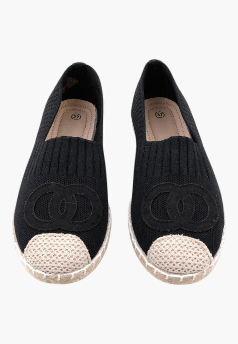 Boczne ujęcie czarnych wsuwanych espadryli z minimalistycznym designem