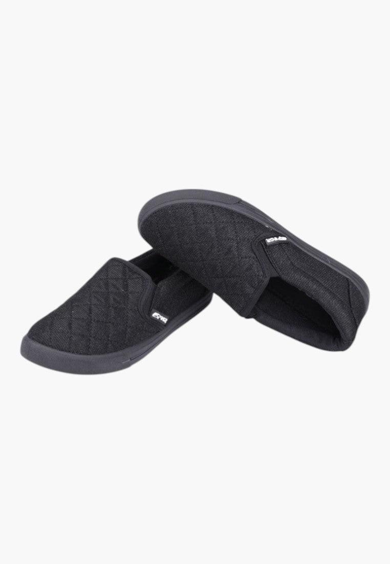 Czarne wsuwane tenisówki w stylu casual, widok w stylizacji.