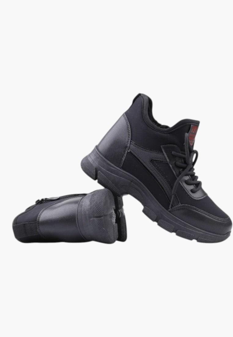 Czarne wysokie buty damskie z boku, sznurowane, na białym tle