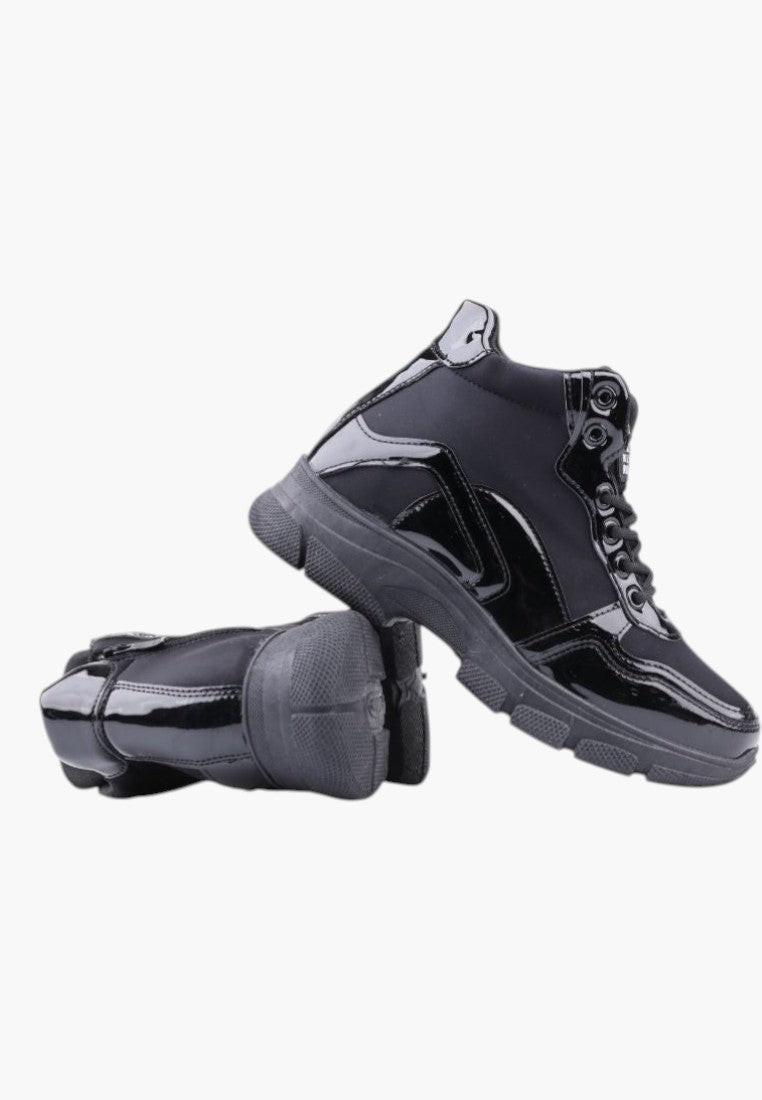 Czarne wysokie buty z lakierowanej ekoskóry, widok ogólny.