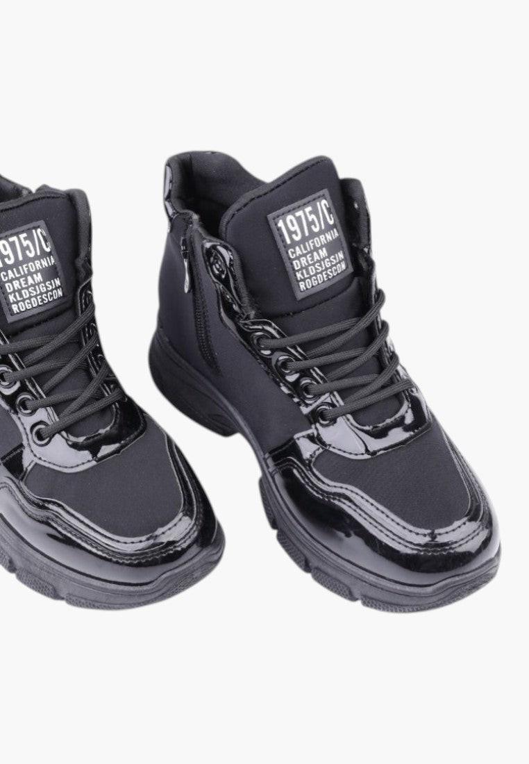 Czarne wysokie buty z lakierowanej ekoskóry, widok ogólny.