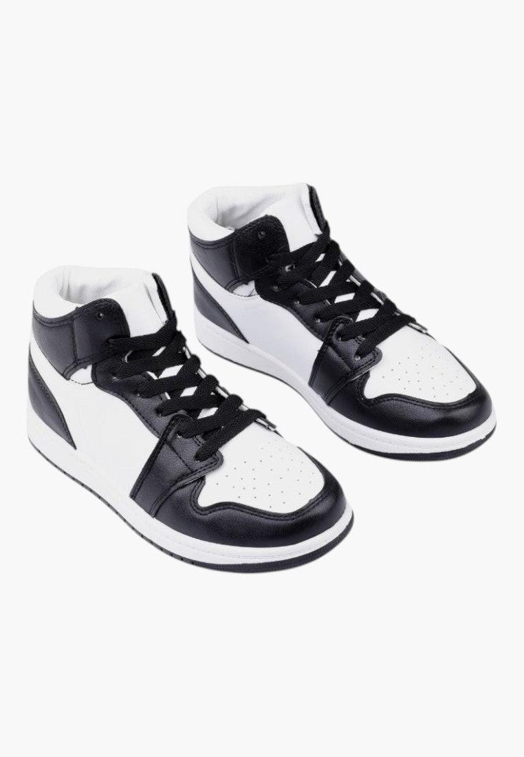 Inny widok czarno-białych sneakersów damskich z ekoskóry.