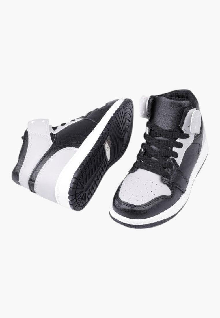 Czarno białe sneakersy damskie z wysoką cholewką, widok z boku.