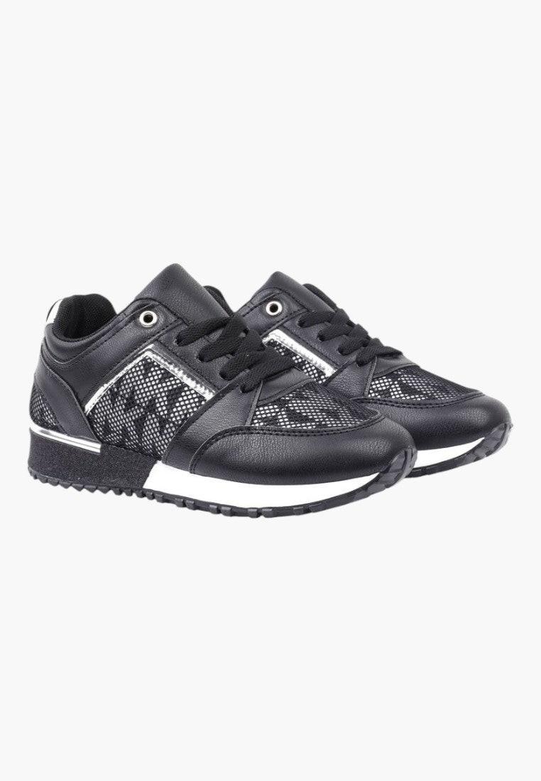 Boczny widok lekkich i oddychających czarno srebrnych sneakersów damskich.