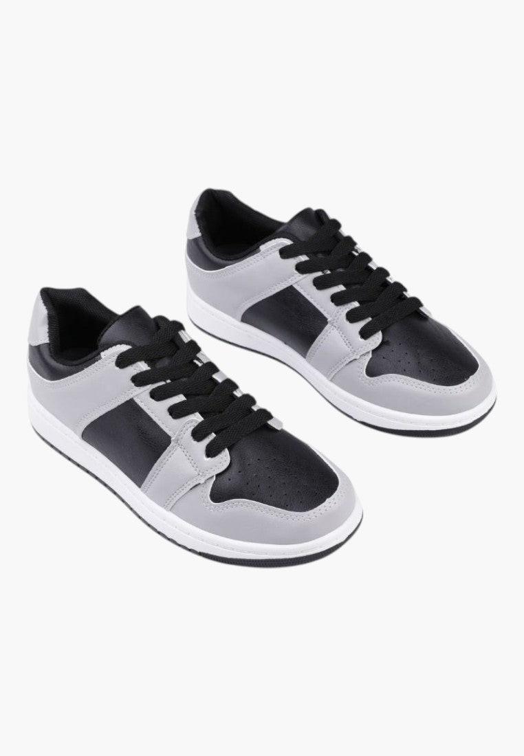 Buty sportowe damskie w czarno-szarym kolorze, widok lifestyle na białym tle.