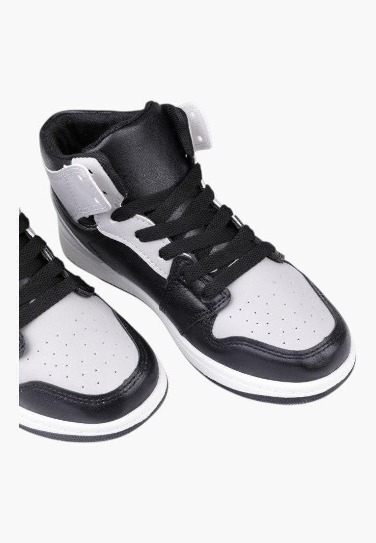 Szczegółowe ujęcie czarno szarych sneakersów damskich z wysoką cholewką.