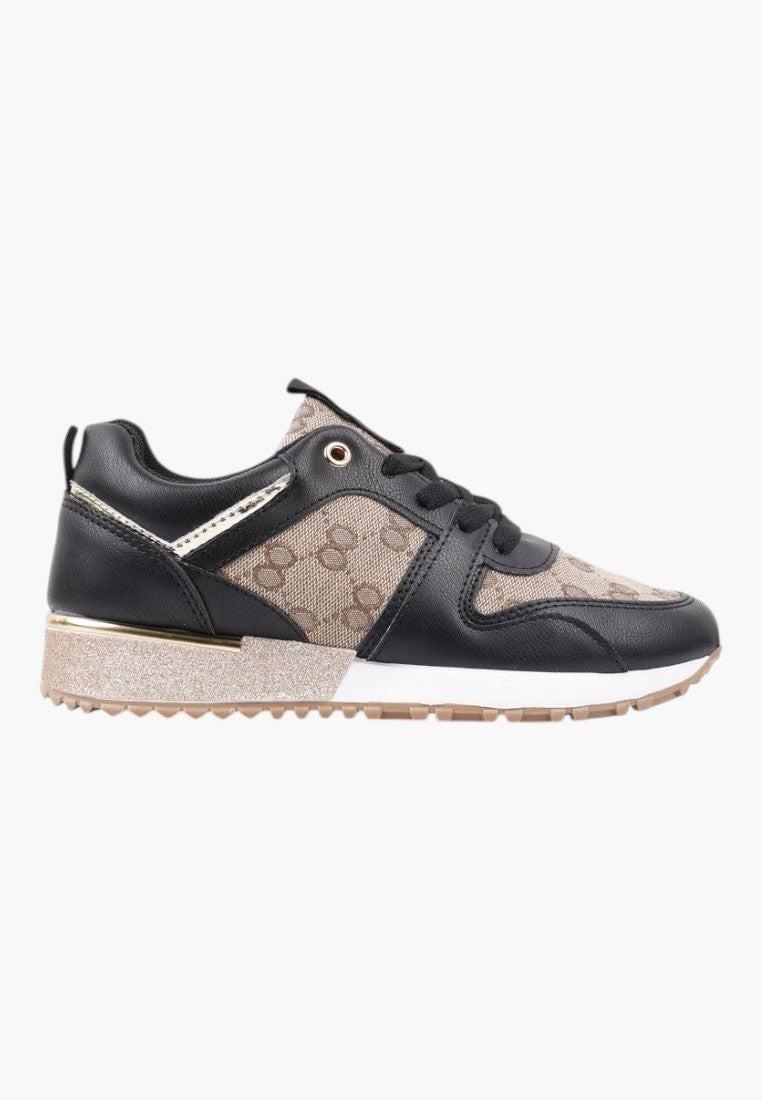 Detal z logo czarno złotych sneakersów damskich na białym tle