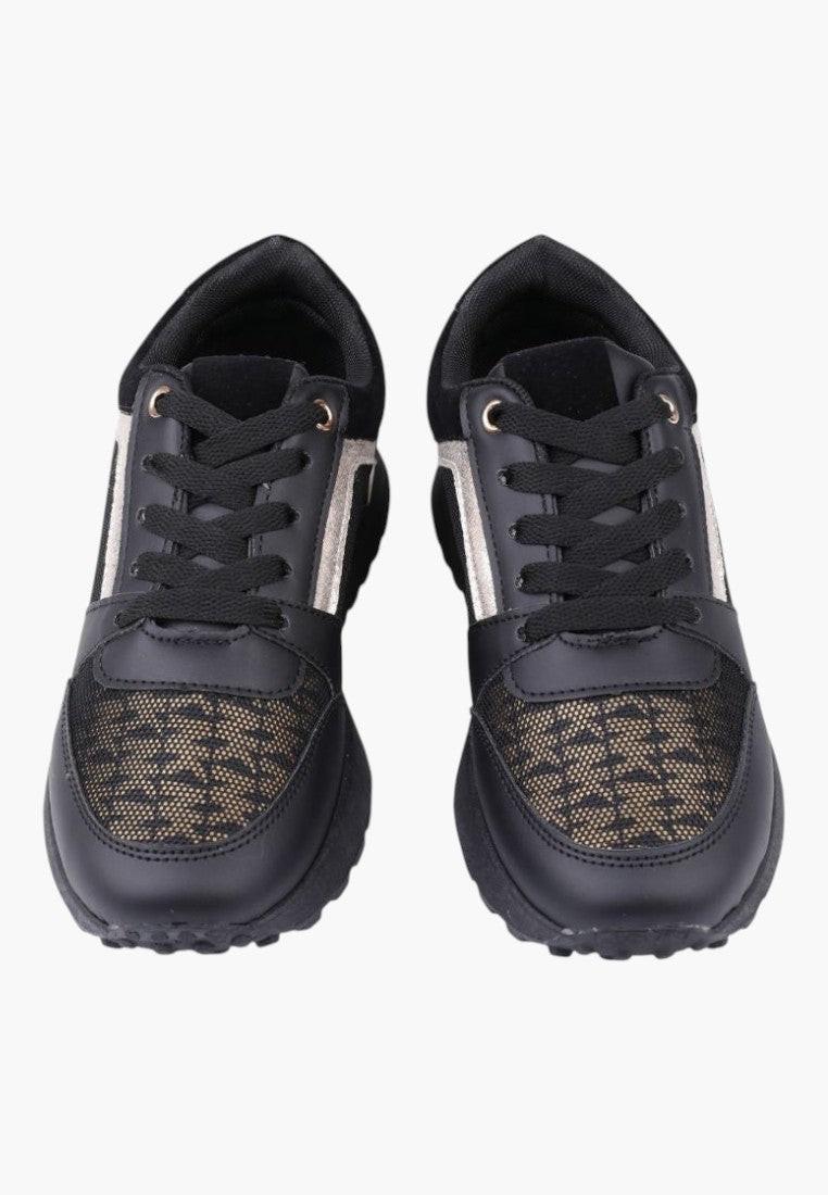 Detal sznurowania czarno złotych sneakersów z teksturowaną podeszwą.
