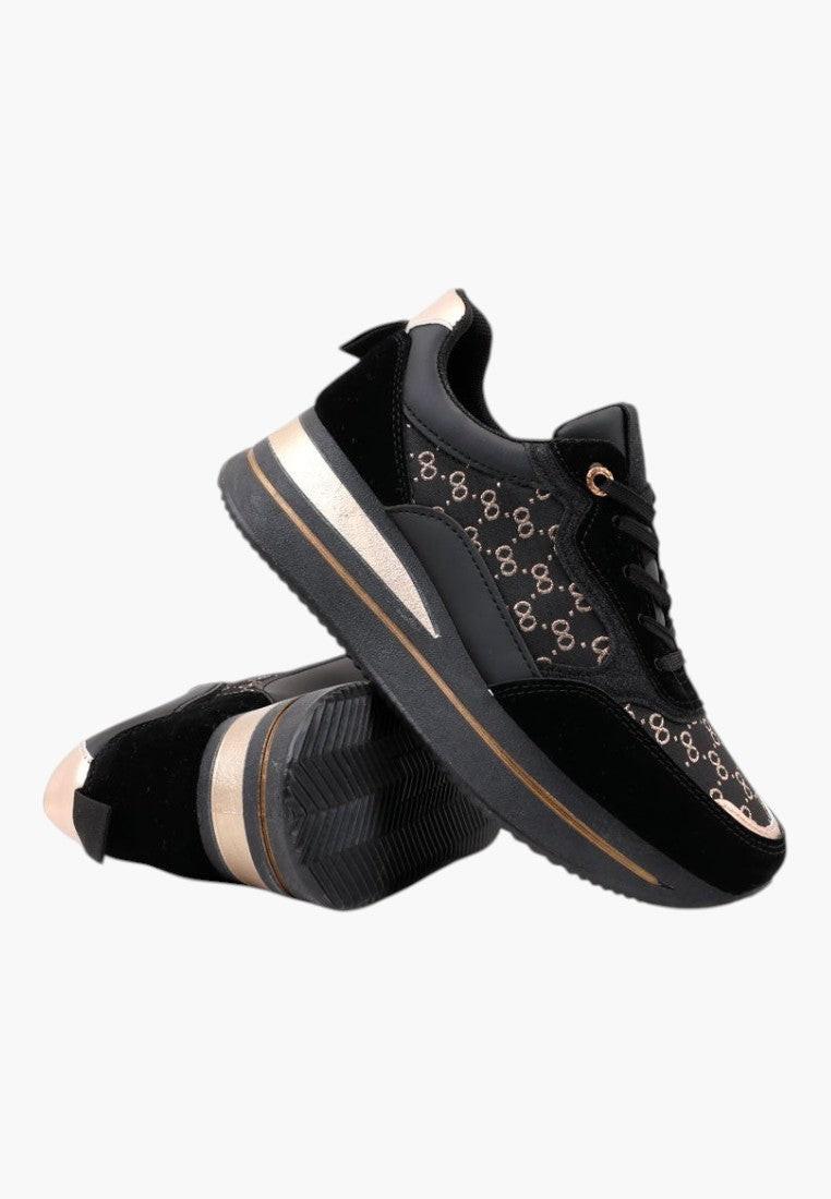 Stylizacja czarno złotych sneakersów damskich z nubuku syntetycznego w codziennym otoczeniu.