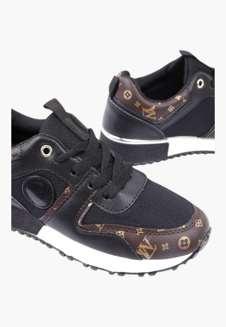 Widok z boku czarno złotych sneakersów damskich, sznurowane, na białym tle.