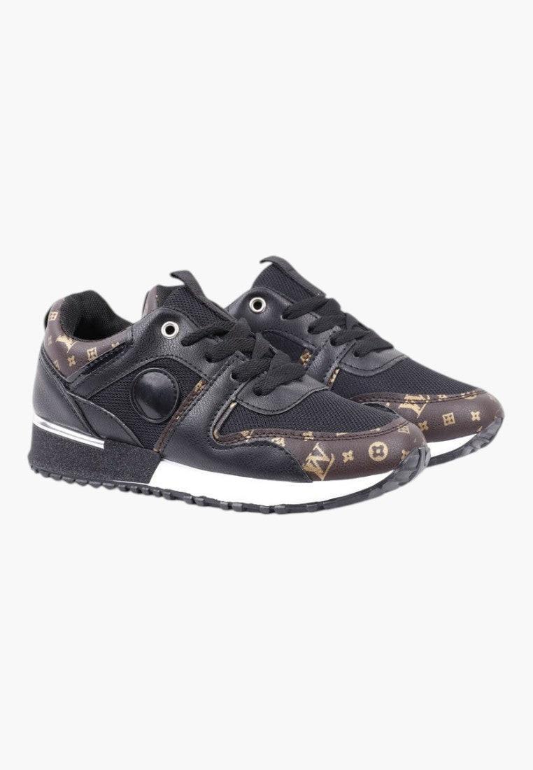 Bok czarno złotych sneakersów damskich, sznurowane, z teksturowanym wzorem.