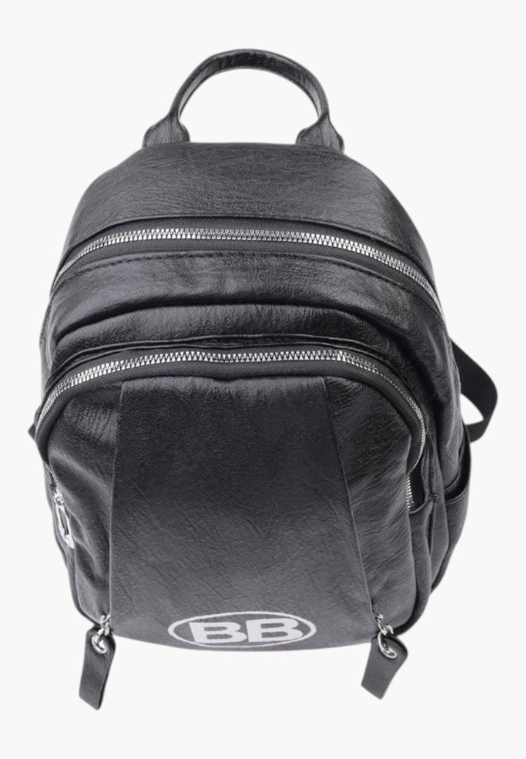 Przedni widok mini plecaka z zamkami błyskawicznymi i logo BB.