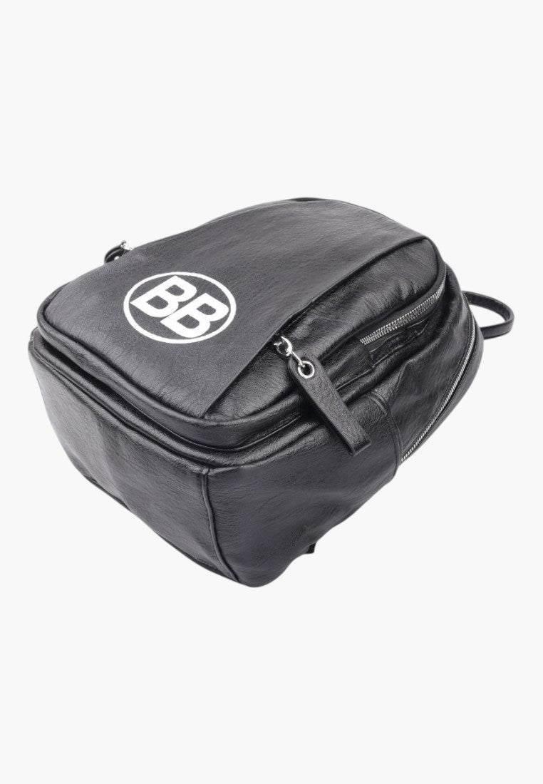 Boczny widok plecaka z logo BB i detalami zamków błyskawicznych.