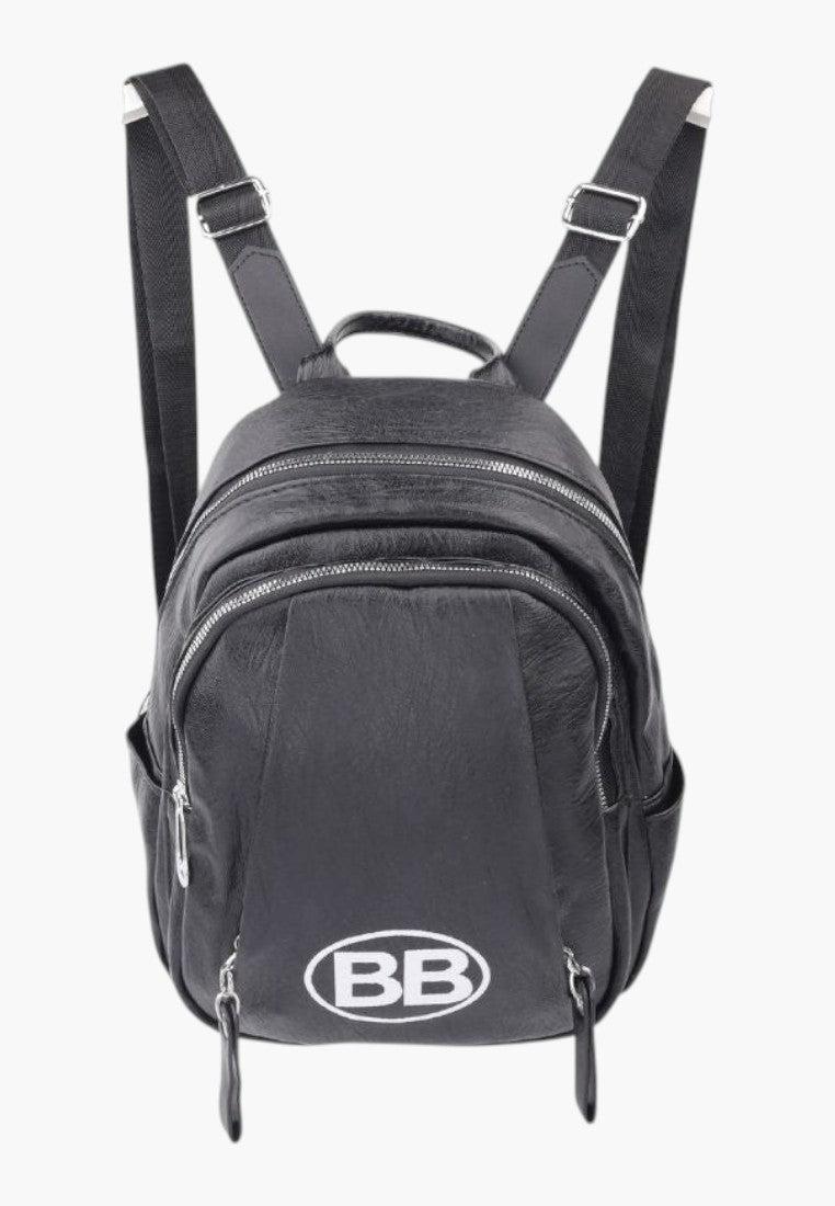 Tylny widok plecaka z podwójnymi zamkami błyskawicznymi i logo BB.