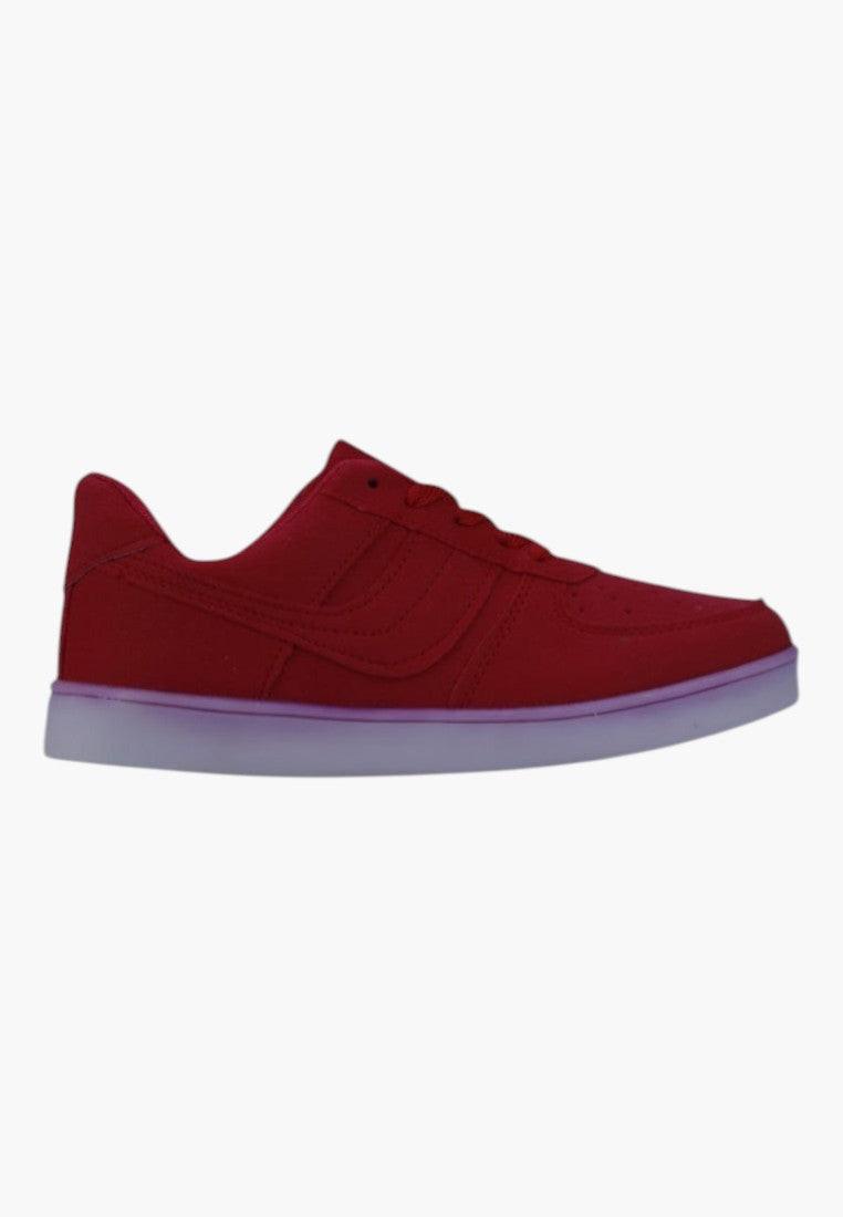 Czerwone buty damskie sportowe, widok z przodu na białym tle