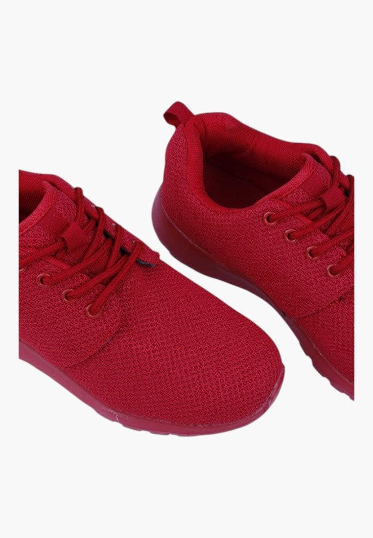 Czerwone buty sportowe damskie z siateczkowym materiałem, zbliżenie na detal