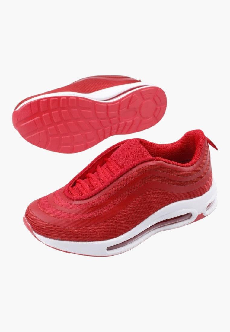 Czerwone buty sportowe z gumową podeszwą, zbliżenie na teksturę