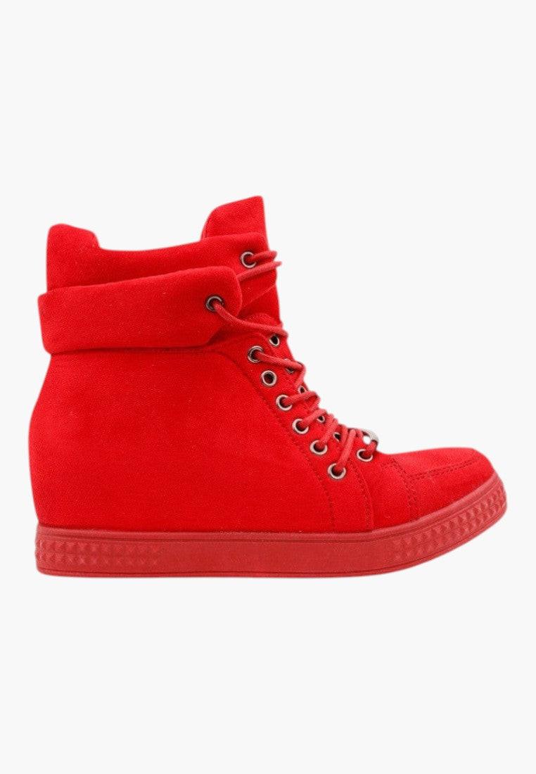Widok z boku czerwonych sneakersów damskich z ekozamszu, sznurowane.