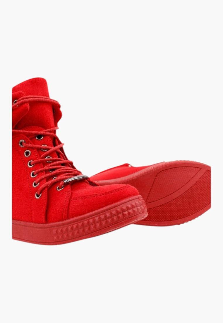 Widok z boku czerwonych sneakersów damskich z ekozamszu, sznurowane.