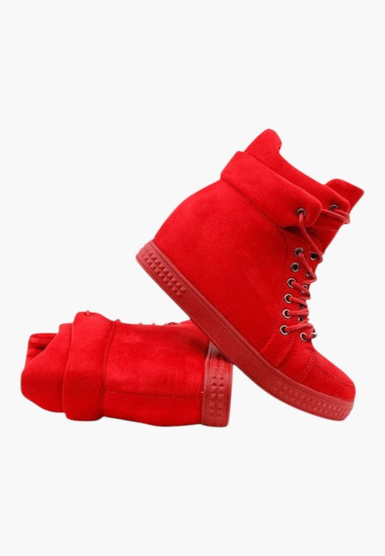 Widok z innej perspektywy czerwonych sneakersów damskich z ekozamszu, materiał zamszowy.