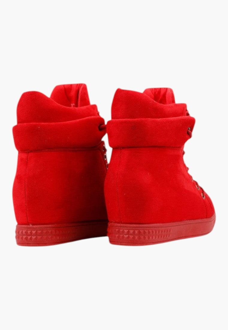 Widok z tyłu czerwonych sneakersów damskich z ekozamszu, falbaniasty kołnierz.