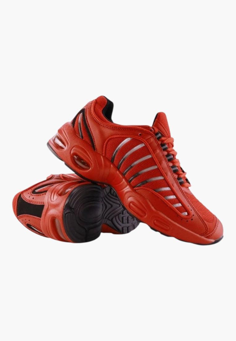 Czerwone sznurowane buty damskie z siateczki, widok z boku.