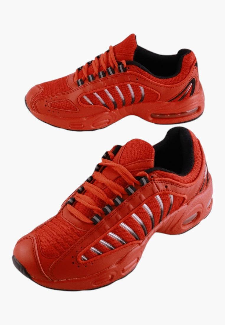 Czerwone sznurowane buty damskie z siateczki, widok z boku.
