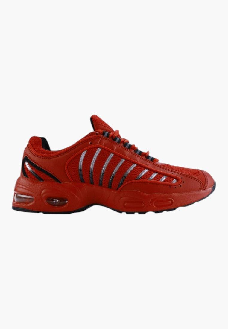 Czerwone sznurowane buty damskie z siateczki, widok z boku.
