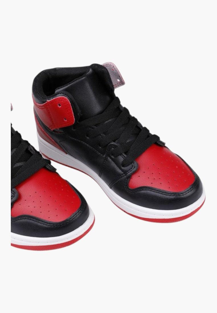 Czerwono czarne sneakersy damskie z bliska, szczegóły cholewki.