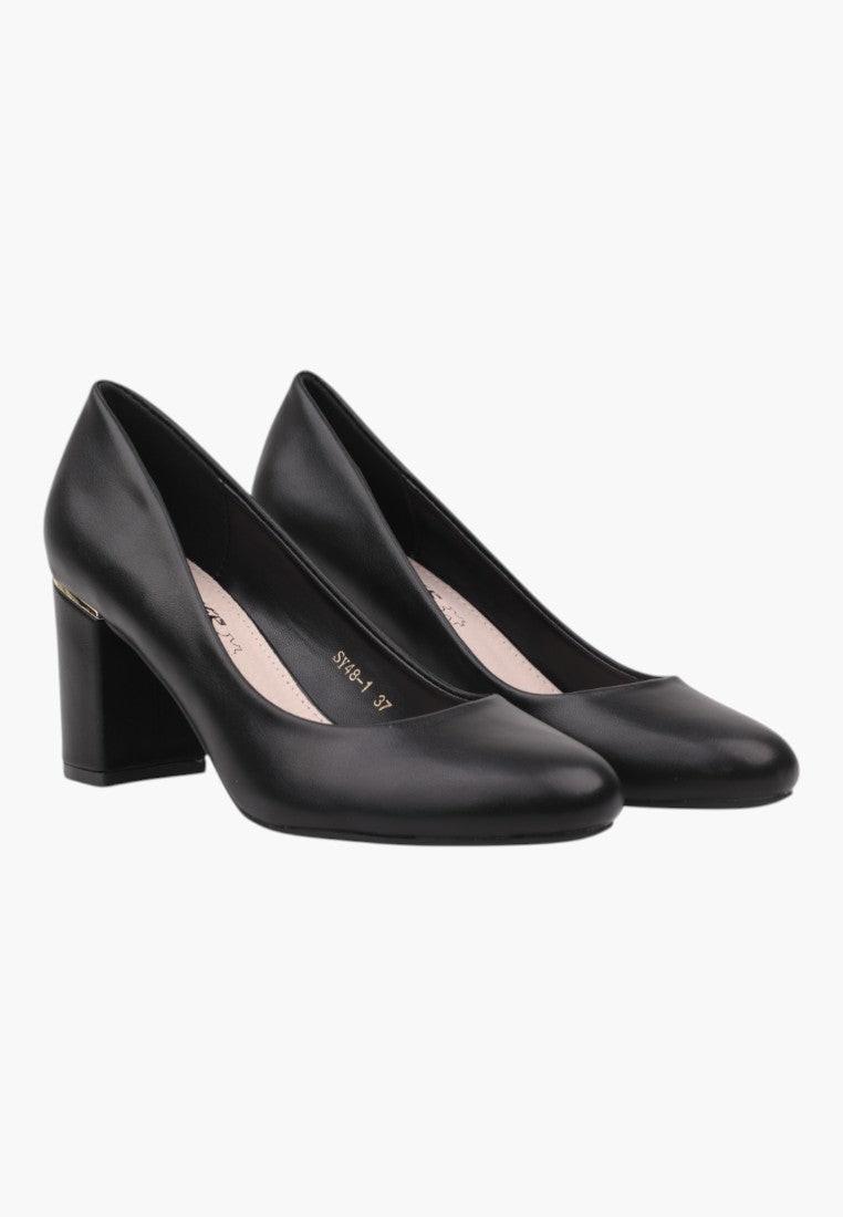 Czarne czółenka damskie na słupku, widok z boku, z chunky heel.