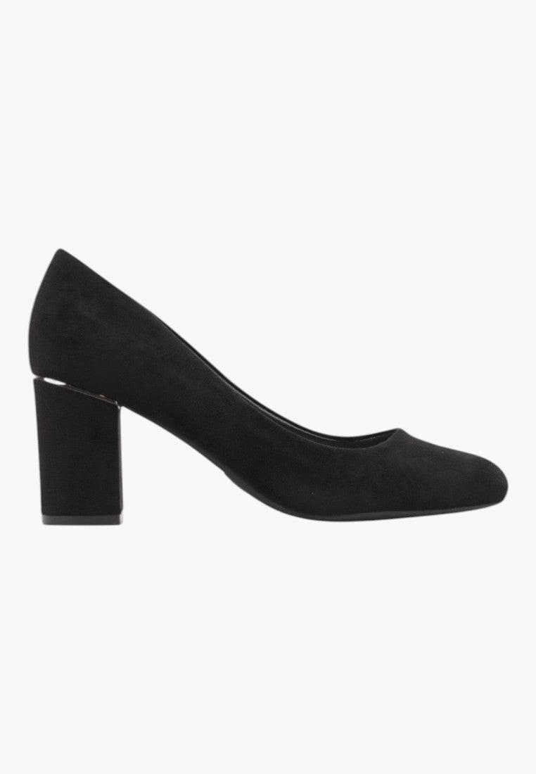 Czółenka damskie na słupku w czarnym kolorze, widok z boku, gładkie wykończenie.