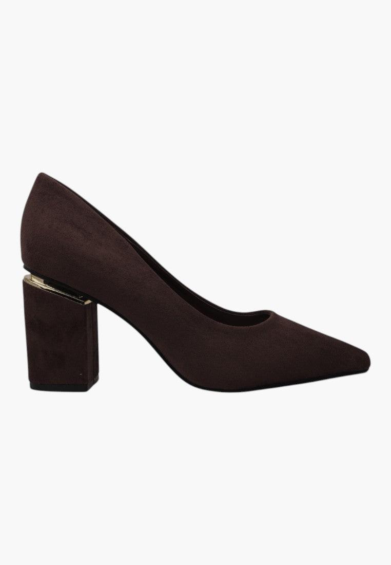 Boczne ujęcie brązowych czółenek damskich z chunky heel i złotym akcentem.
