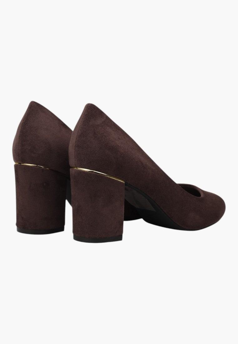 Tył brązowych czółenek damskich na słupku z chunky heel i złotym akcentem.