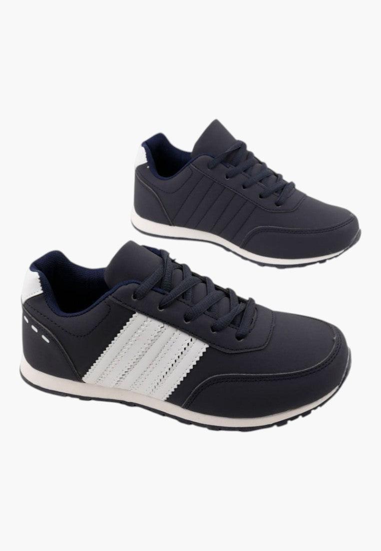 Granatowe buty sportowe z zaokrąglonym noskiem, widok z boku.