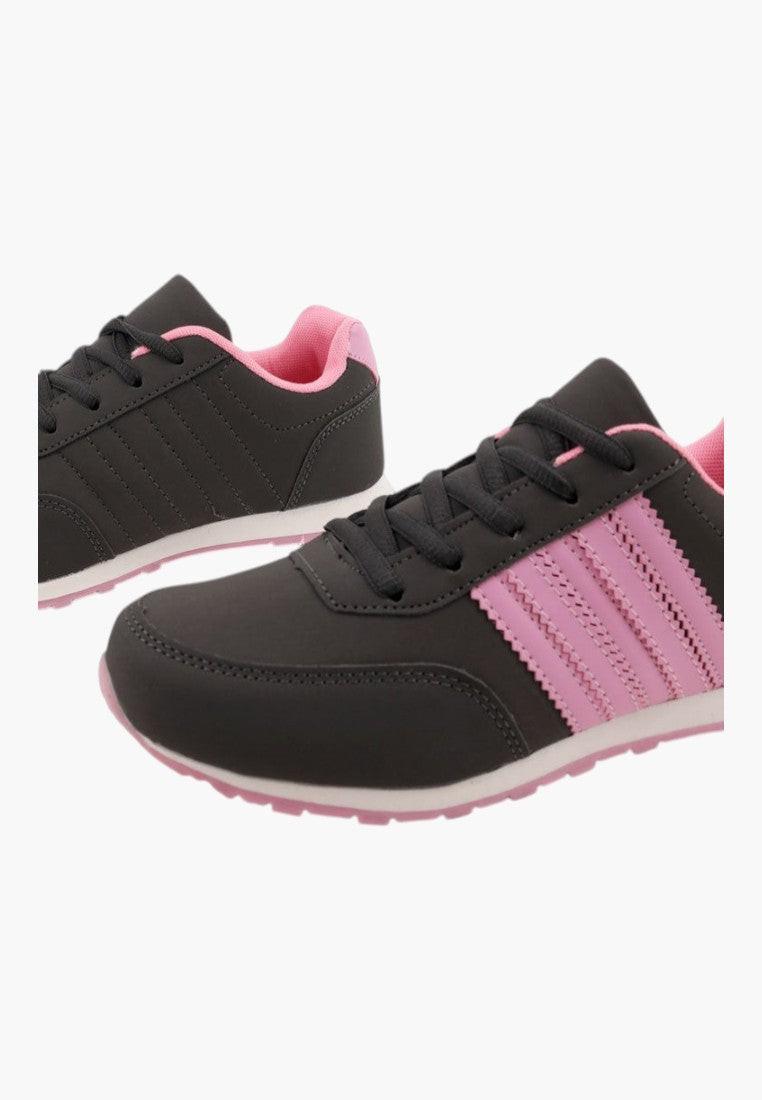 Damskie buty sportowe w szaro-różowym kolorze, widok z boku z wiązaniem.
