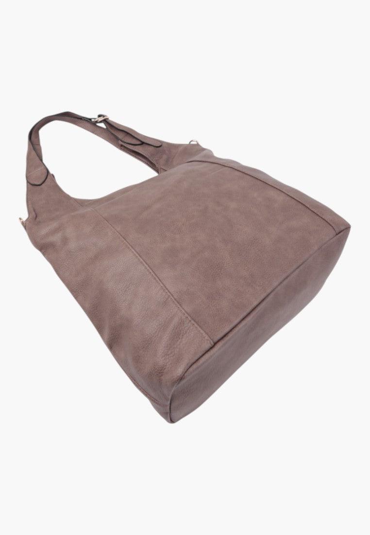 Zbliżenie na brązową torebkę damską shopper na ramię z płaskim dnem i miękką teksturą.