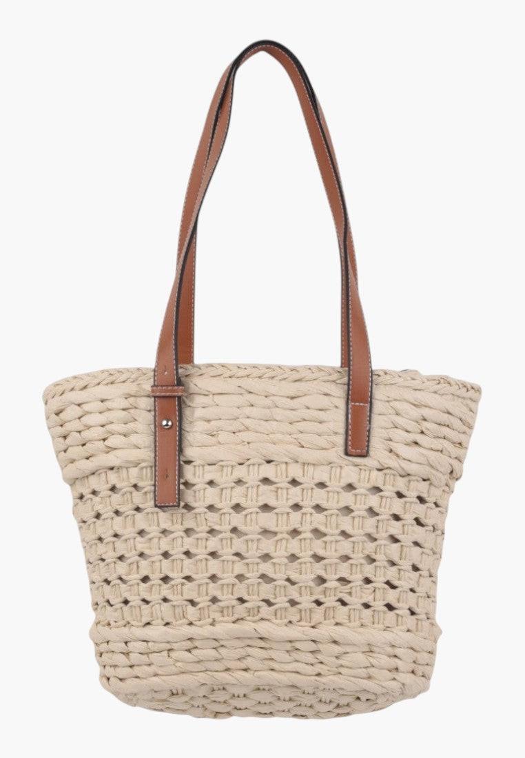 Widok z przodu słomkowej torebki shopper w kolorze beżowym i brązowym z plecionym wzorem.