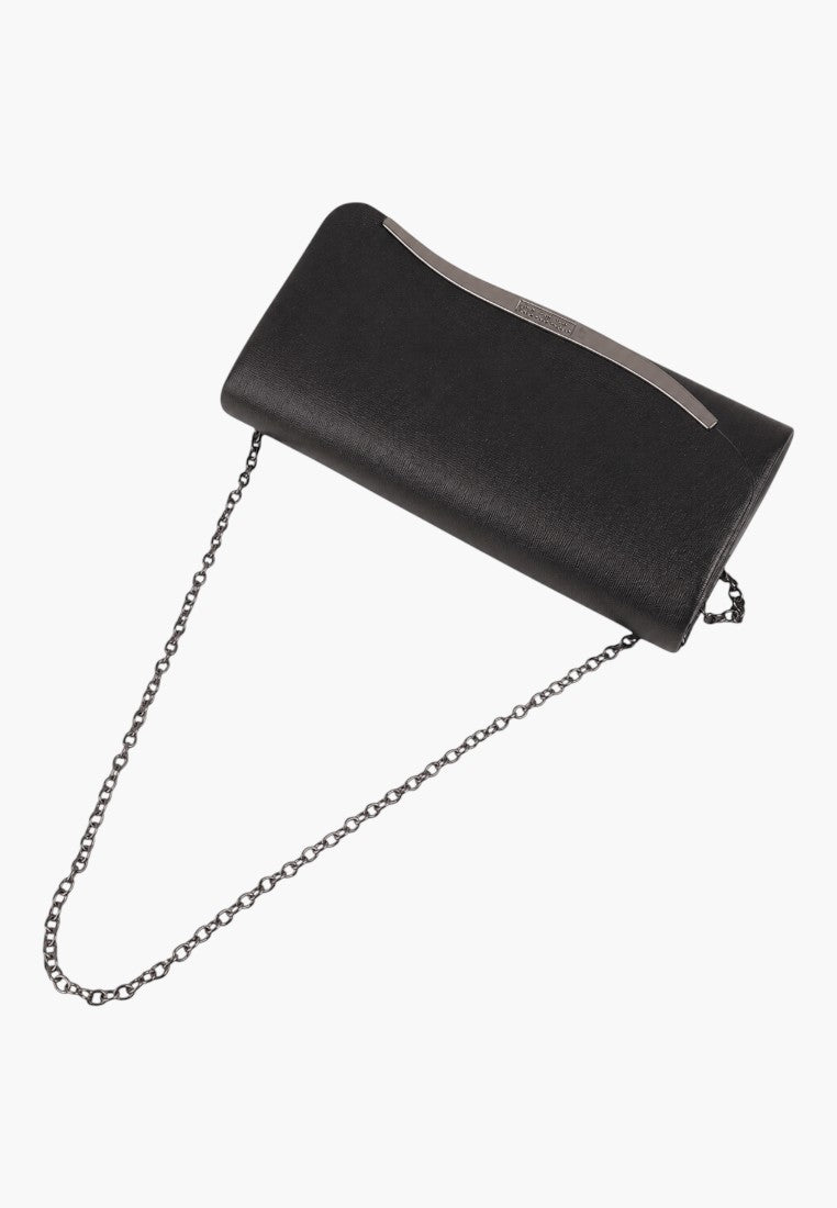 Back view of the elegancka kopertówka wizytowa w kolorze czarnym, minimalistyczny styl z metalowymi akcentami.