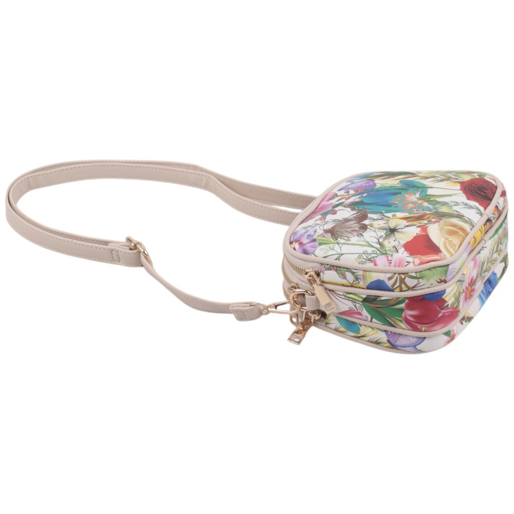 Bok torebki crossbody z kwiatowym wzorem i zamkiem.