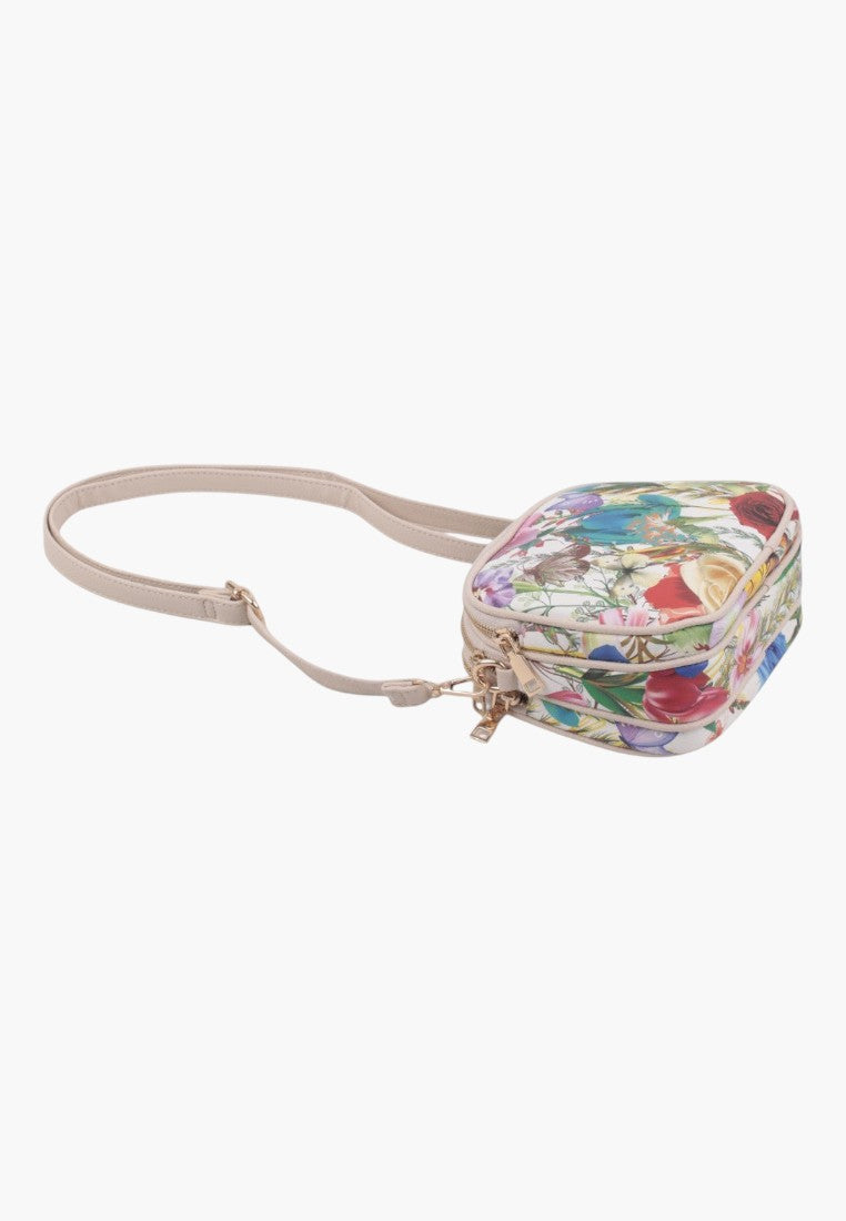 Bok torebki crossbody z kwiatowym wzorem i zamkiem.