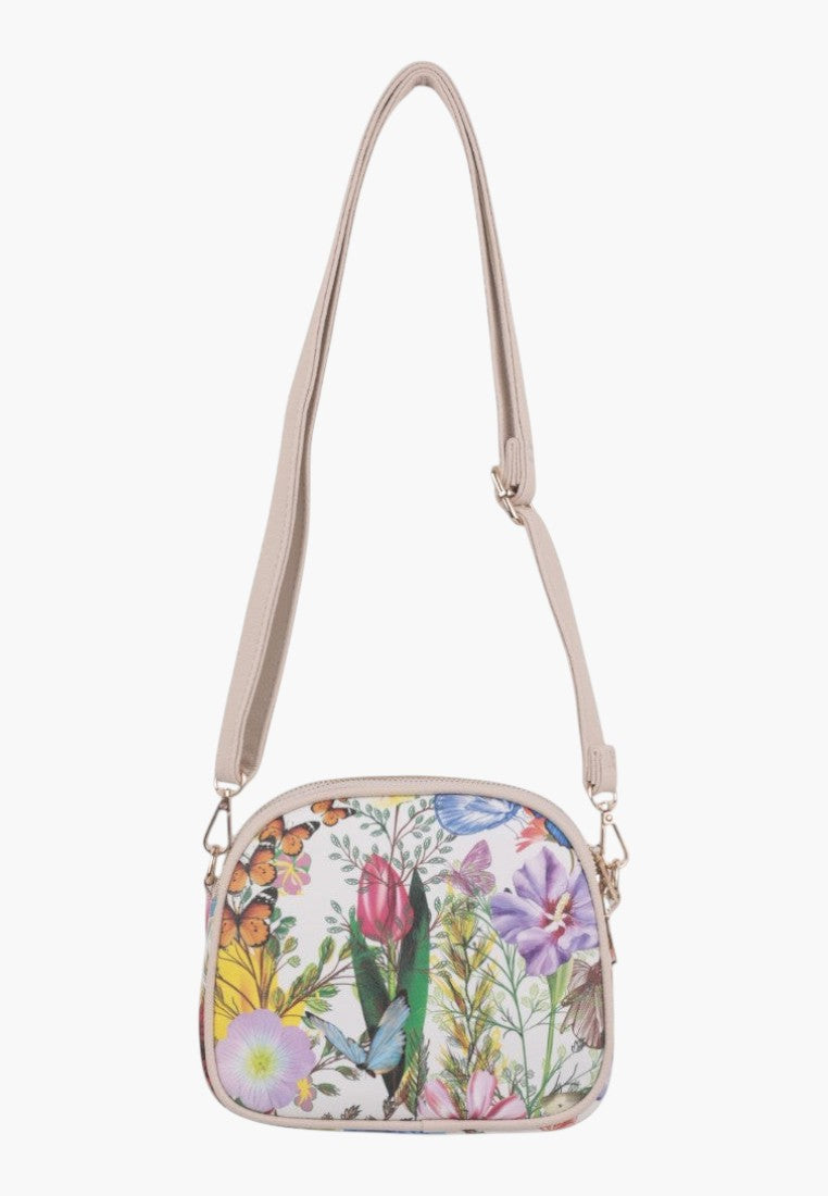 Przód torebki crossbody z kwiatowym wzorem i regulowanym paskiem.