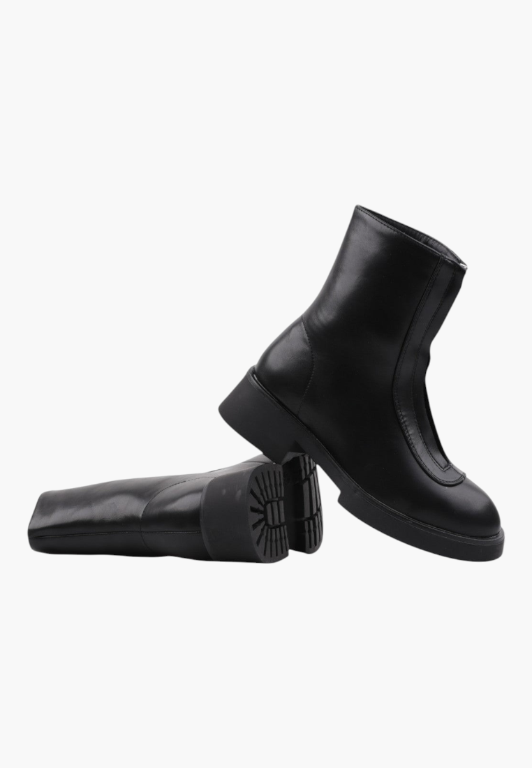 Falio black insulated women's ankle boots made of eco-leather with a chunky sole for autumn and winter.