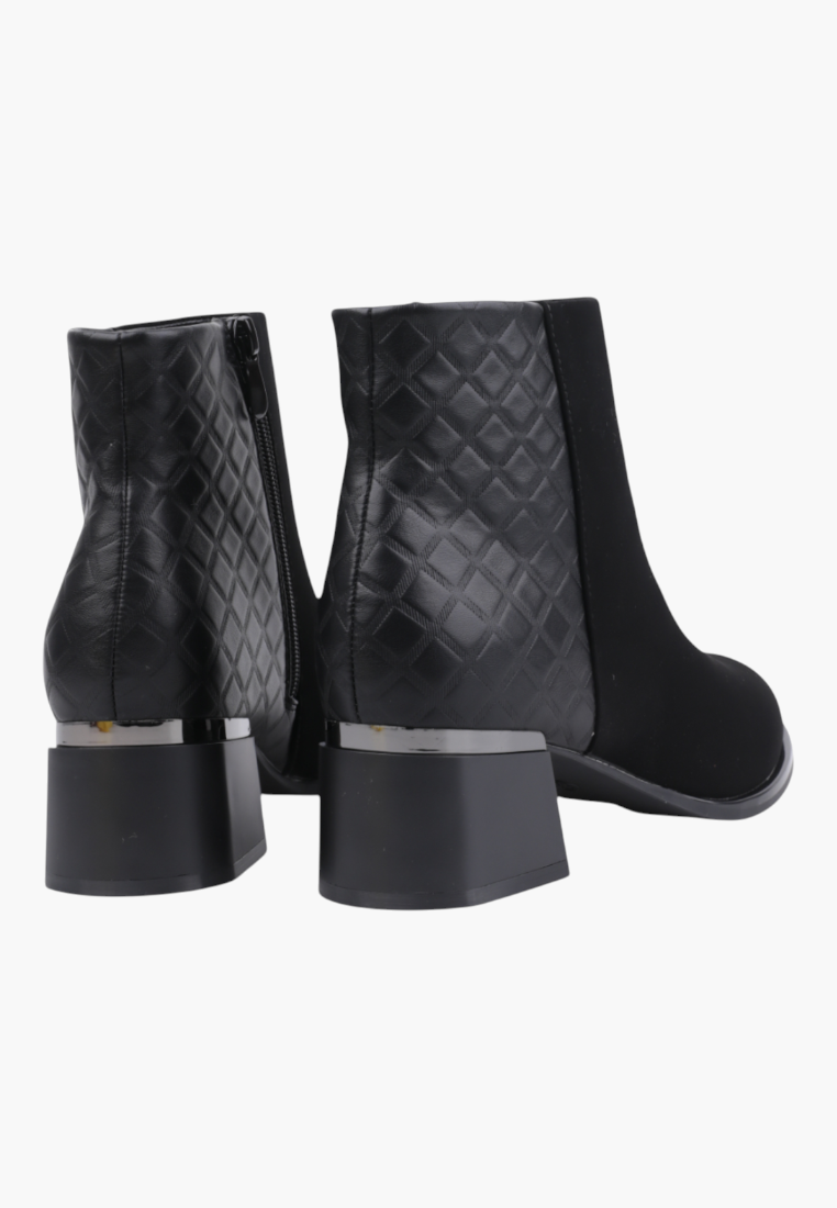 Falio black ankle boots with quilted texture, block heels, and side zippers for a stylish autumn look.