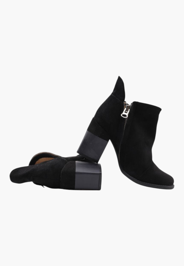 Falio black suede ankle boots with a stable block heel and side zipper closure for a stylish autumn look.