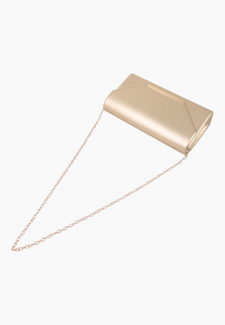 Złota kopertówka widziana z boku, z łańcuszkiem, elegancki design.