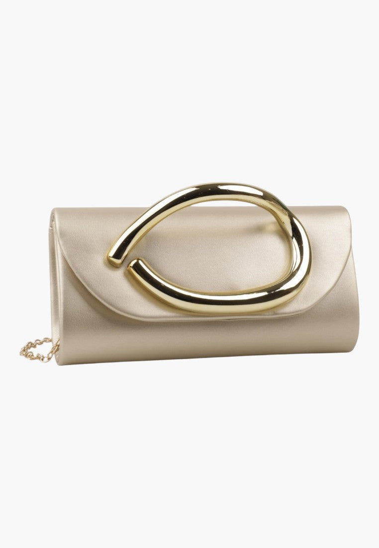 Detail of the gold hardware clutch with curved handle and smooth texture in beige and gold.
