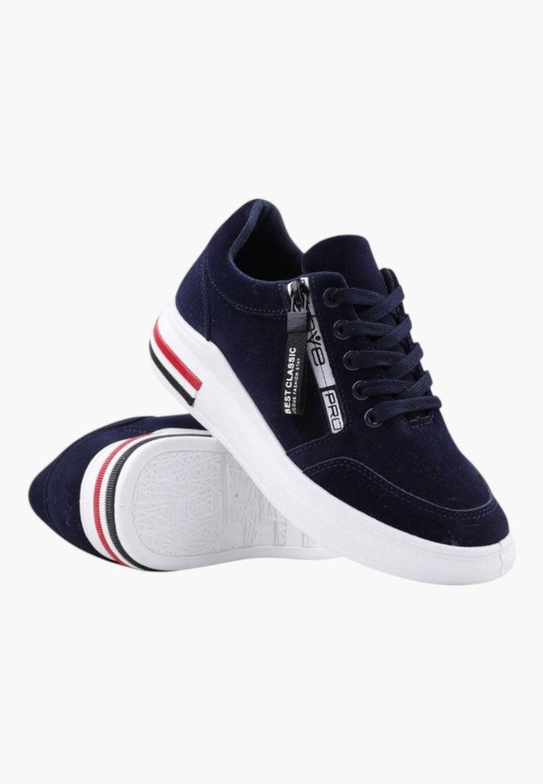 Granatowe buty damskie z detalem zamka, zbliżenie na detal.