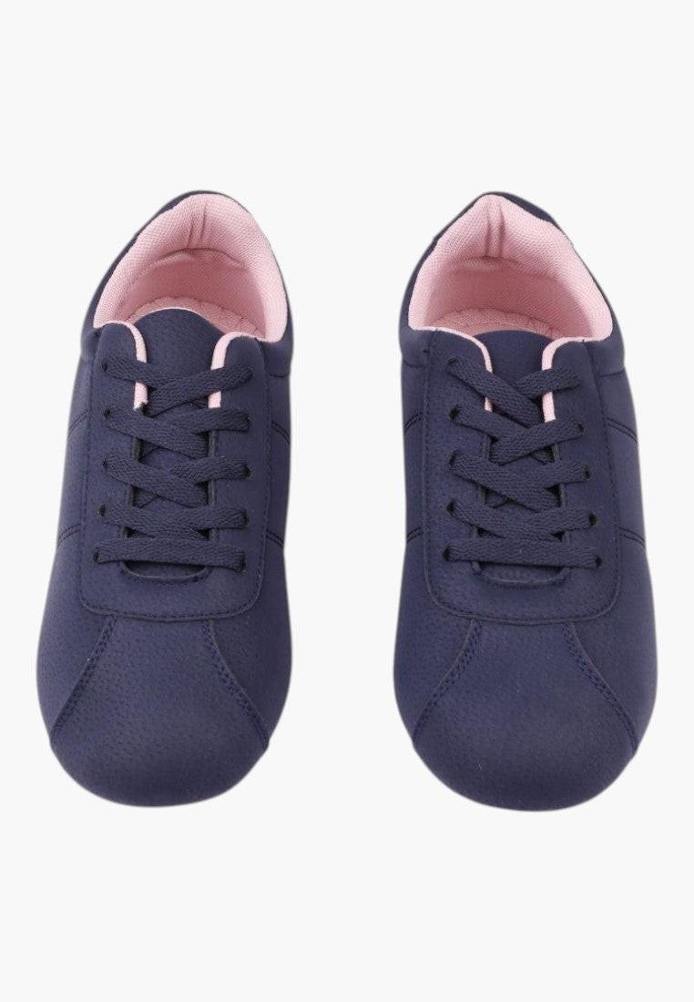 Granatowe buty sportowe o minimalistycznym designie, widok z boku